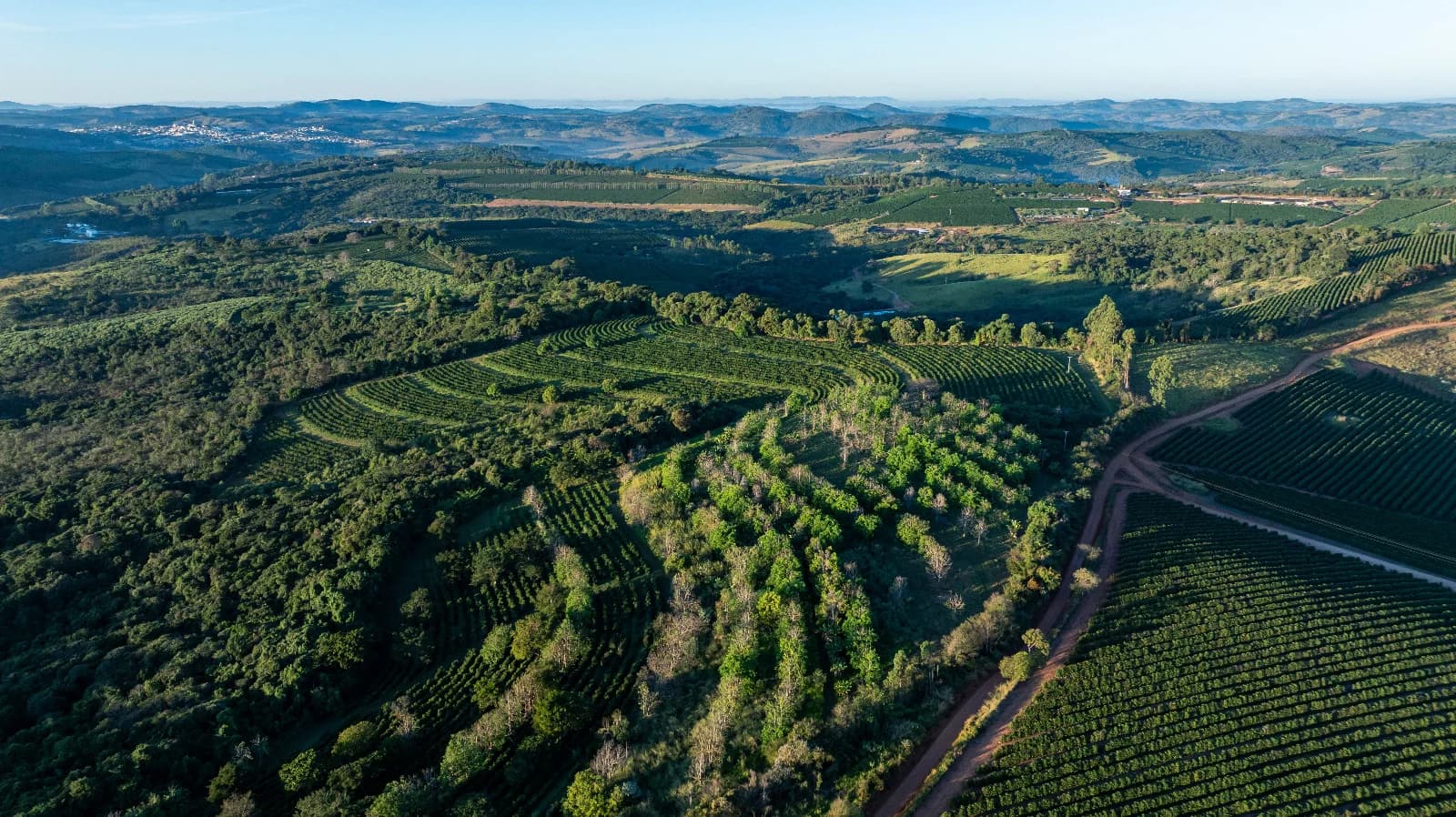 Fazenda Guariroba 与周围山地的航拍