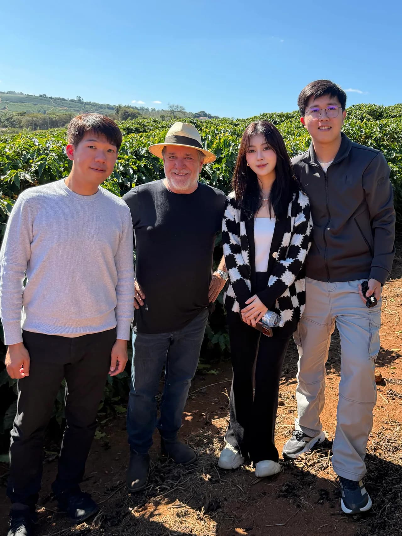 Manacá 团队与庄园成员在 Fazenda Guariroba 咖啡园合影