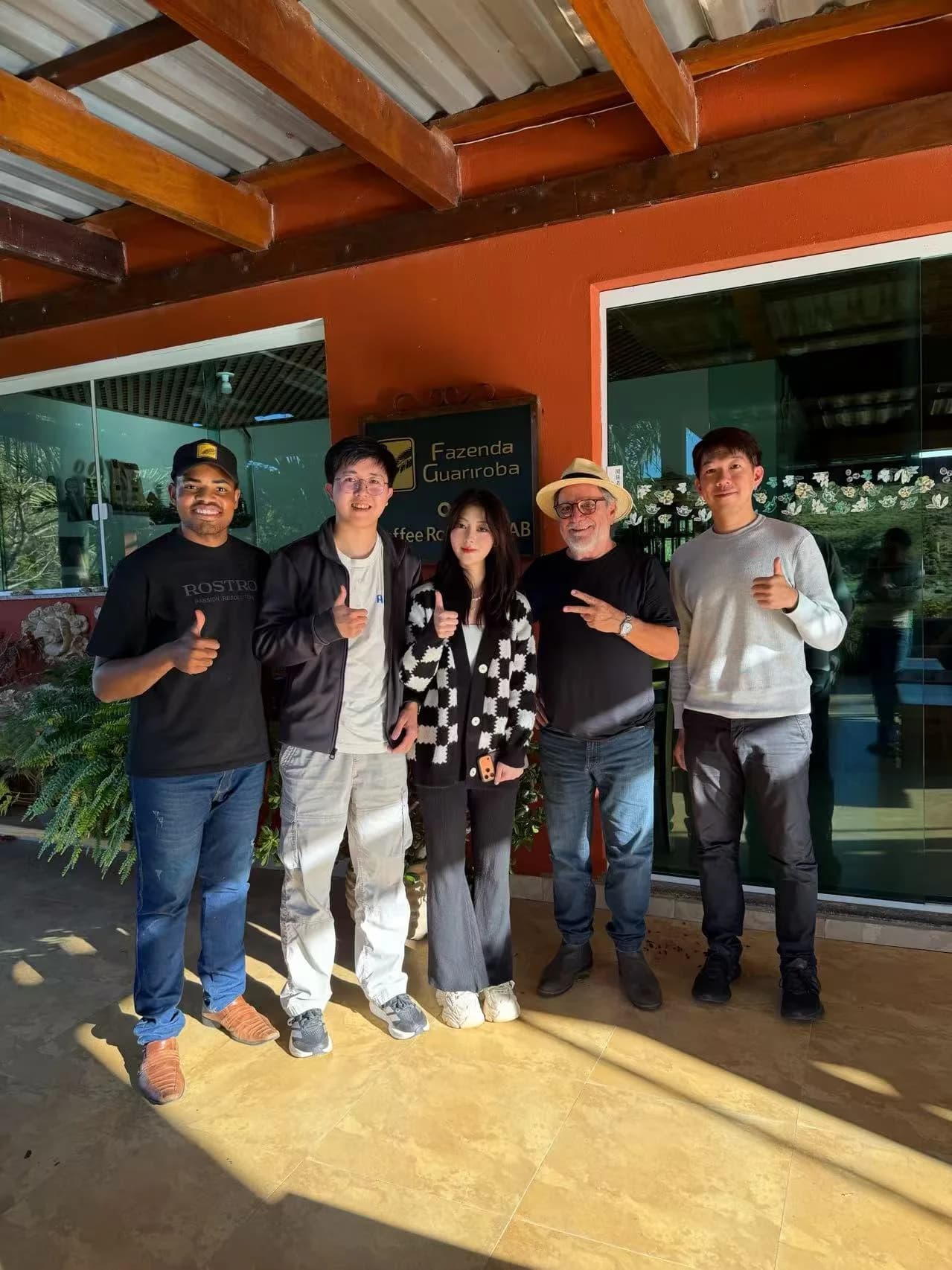 Manacá 团队与 Fazenda Guariroba 团队在咖啡实验室门前合影