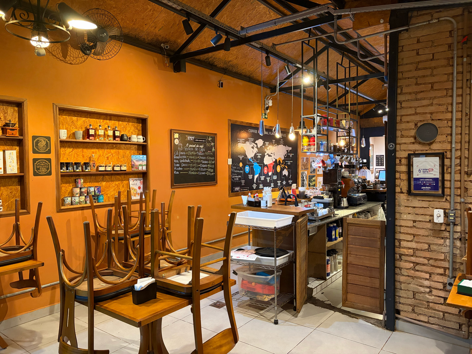 1727 Coffee Roasters 咖啡馆的室内空间