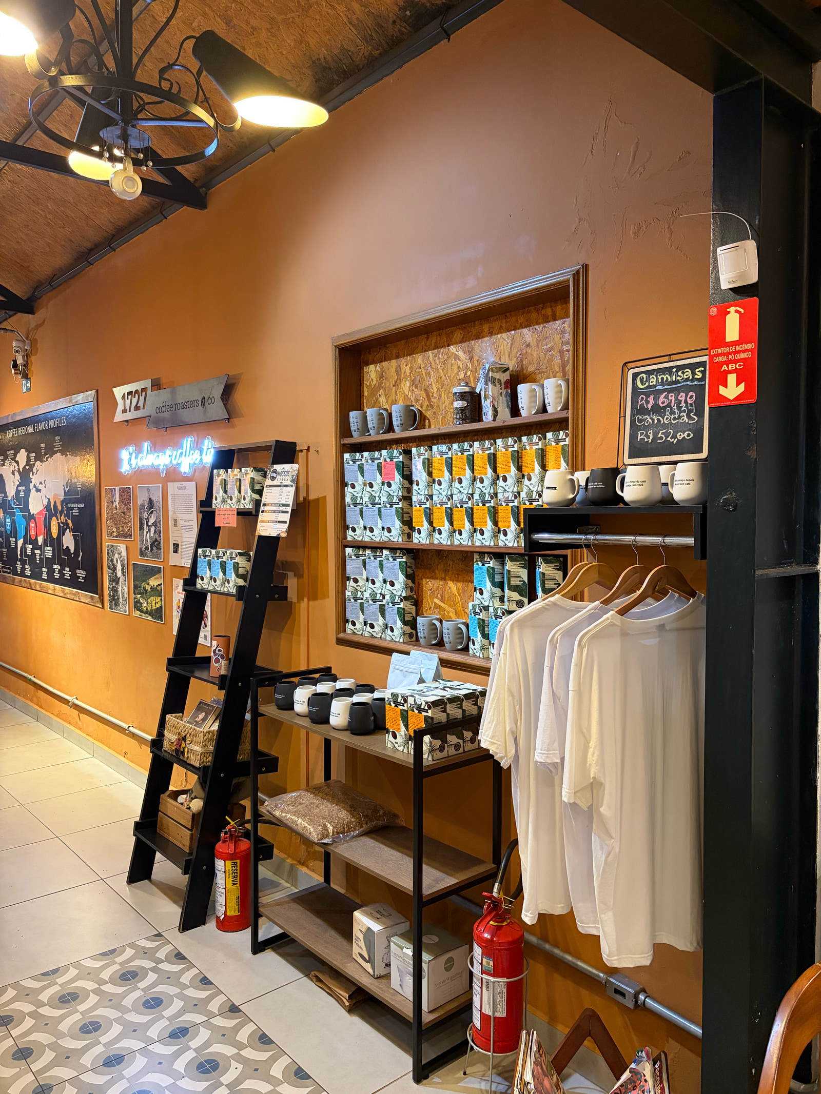 1727 咖啡馆内陈列的咖啡与杯具