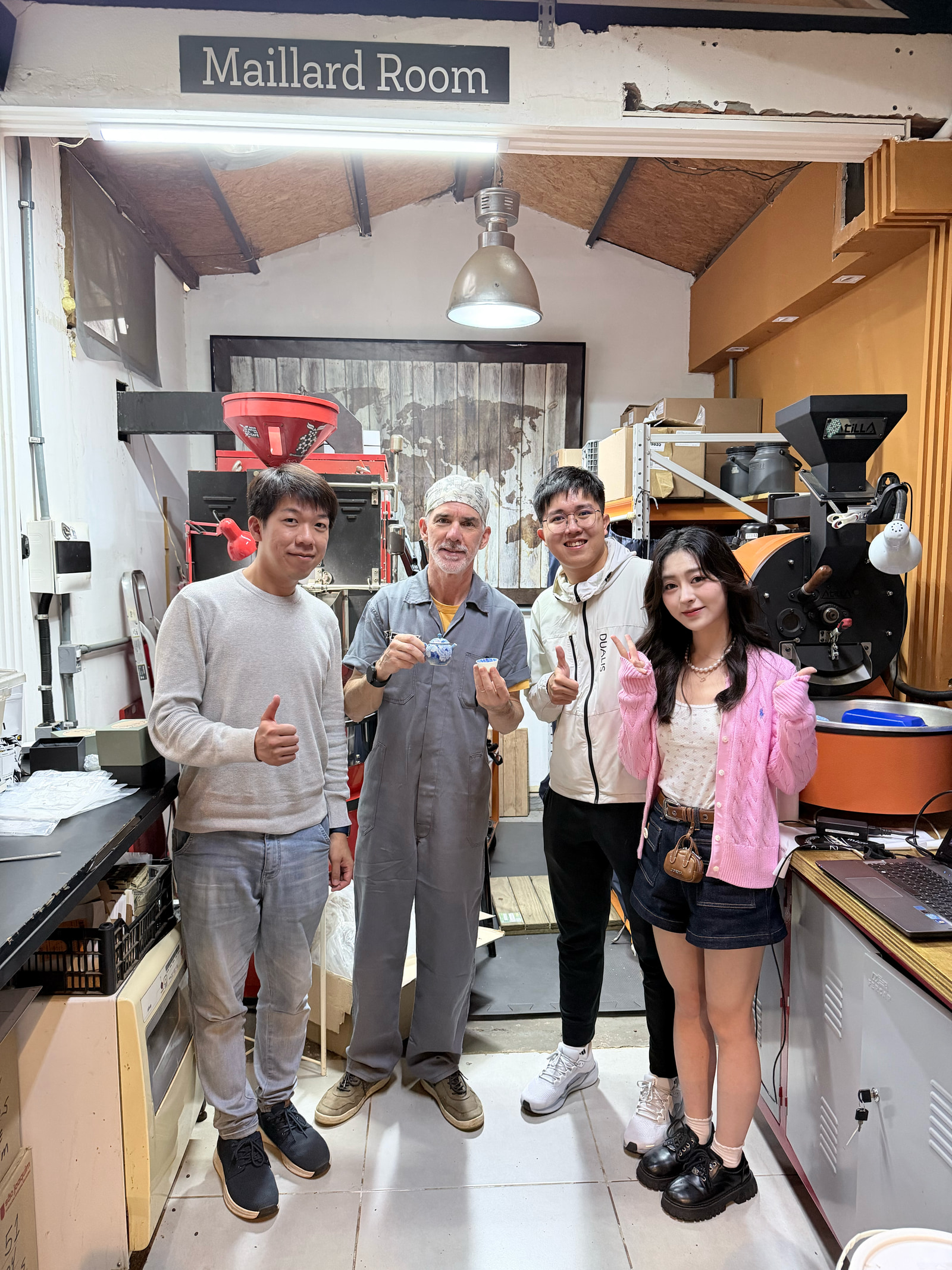 玛拿卡到访 1727 Coffee Roasters,在烘焙间与团队合影